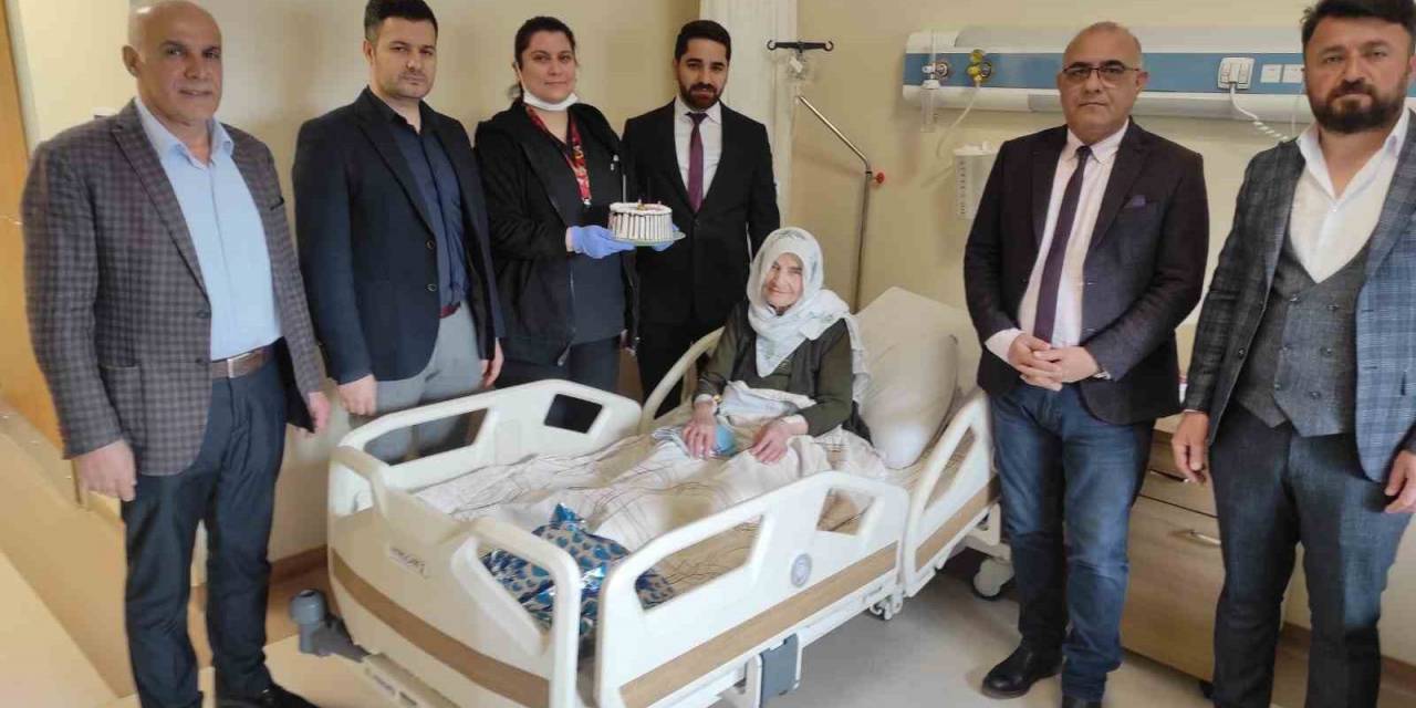 Hastanede Tedavi Gören 111 Yaşındaki Cemile Nine’ye Pastalı Kadınlar Günü Sürprizi