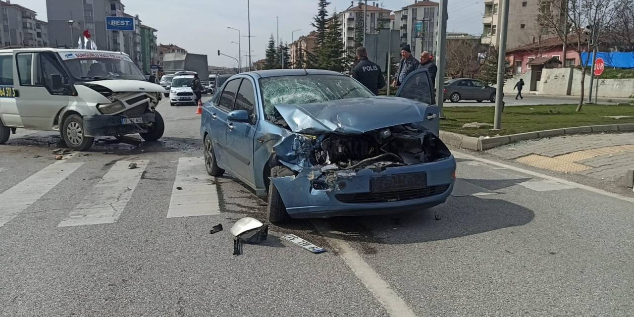Otomobil Ve Minibüs Çarpıştı: 4 Yaralı