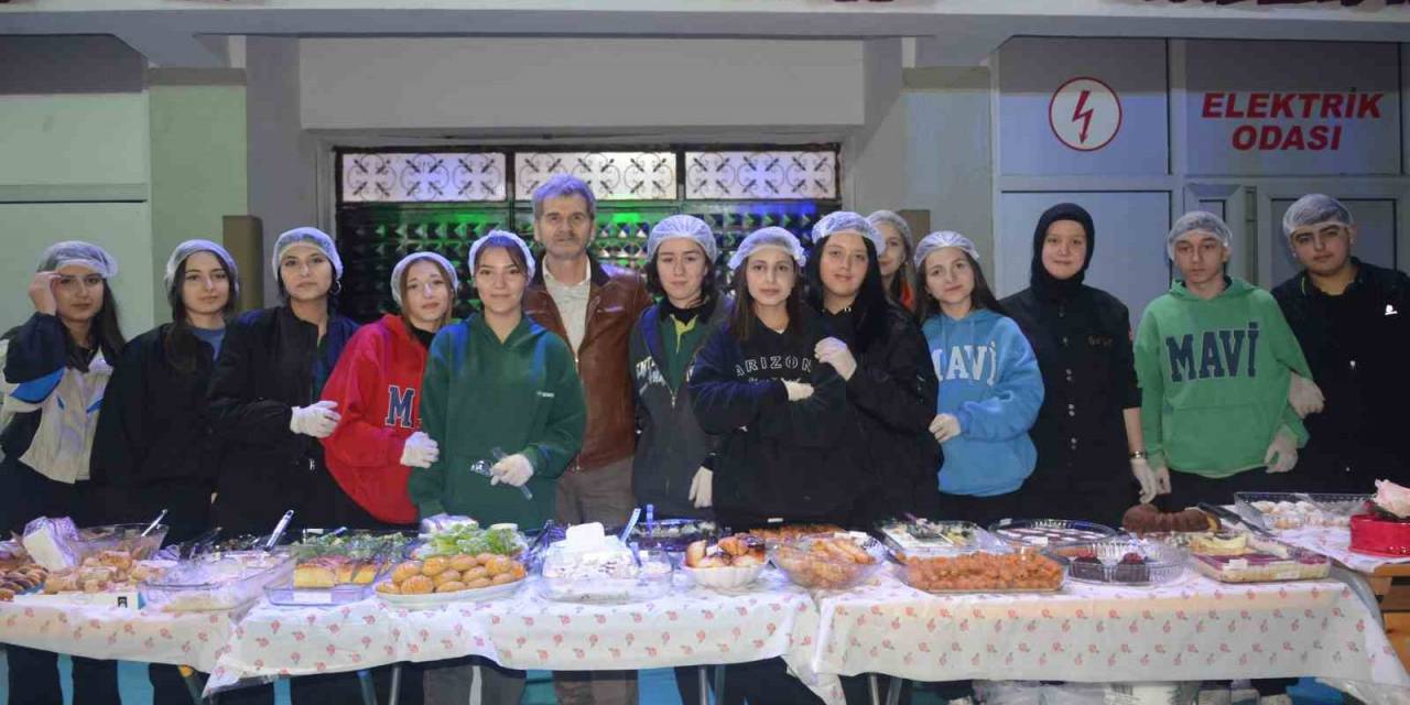 Öğrenciler, Gazze İçin 100 Bin Lira Yardım Topladı