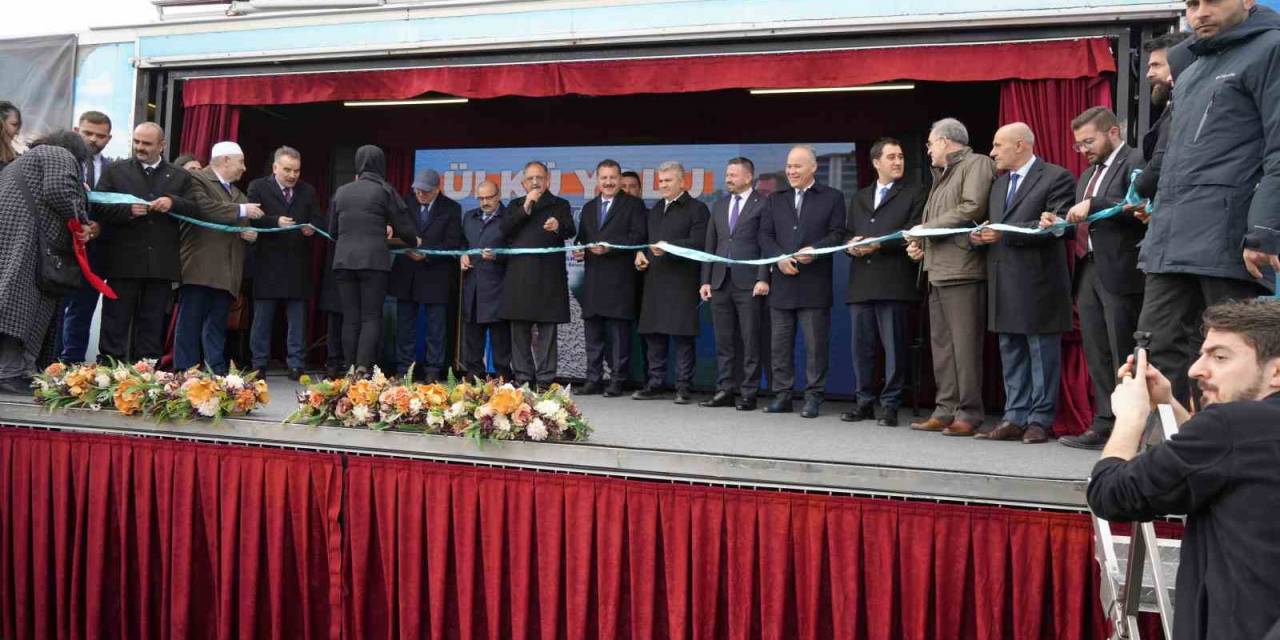 Bakan Özhaseki: "Hatır Soruyor Gibi Davrandılar, Selfieler Çektiler, Bırakıp Gittiler. Bunlar Da Deprem Turistleriydi"