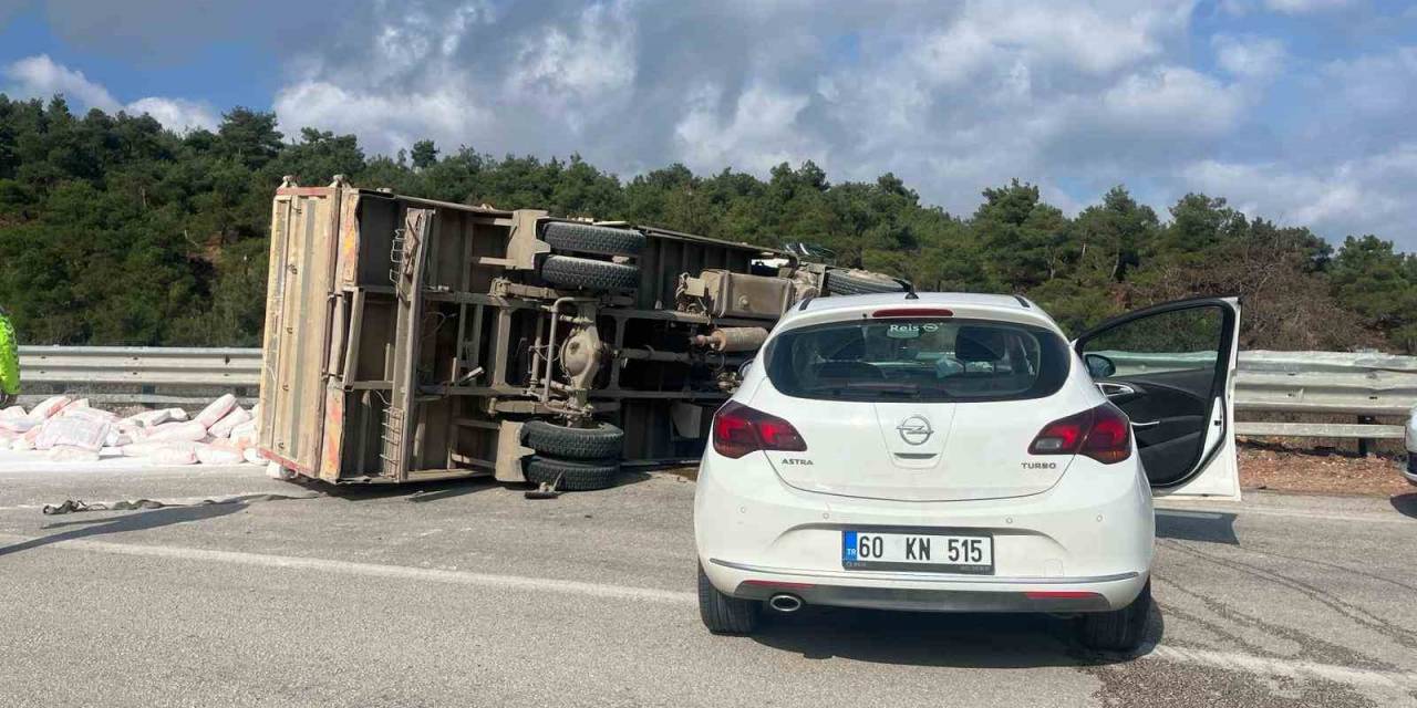 Tokat’ta Kamyon İle Otomobil Çarpıştı: 3 Yaralı