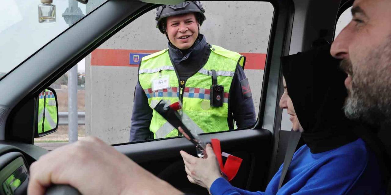 Jandarma Kadın Şoför Ve Yolcuların Kadınlar Gününü Kutladı