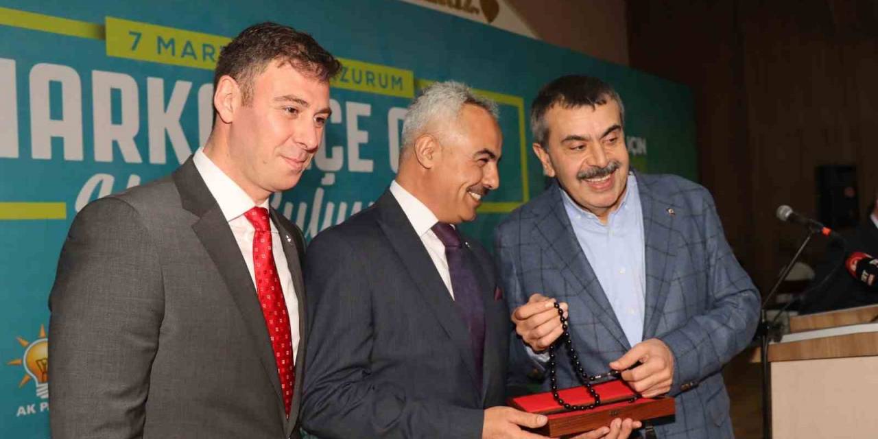 Bakan Tekin’e Oltu Taşı Tesbih Hediye Ettiler