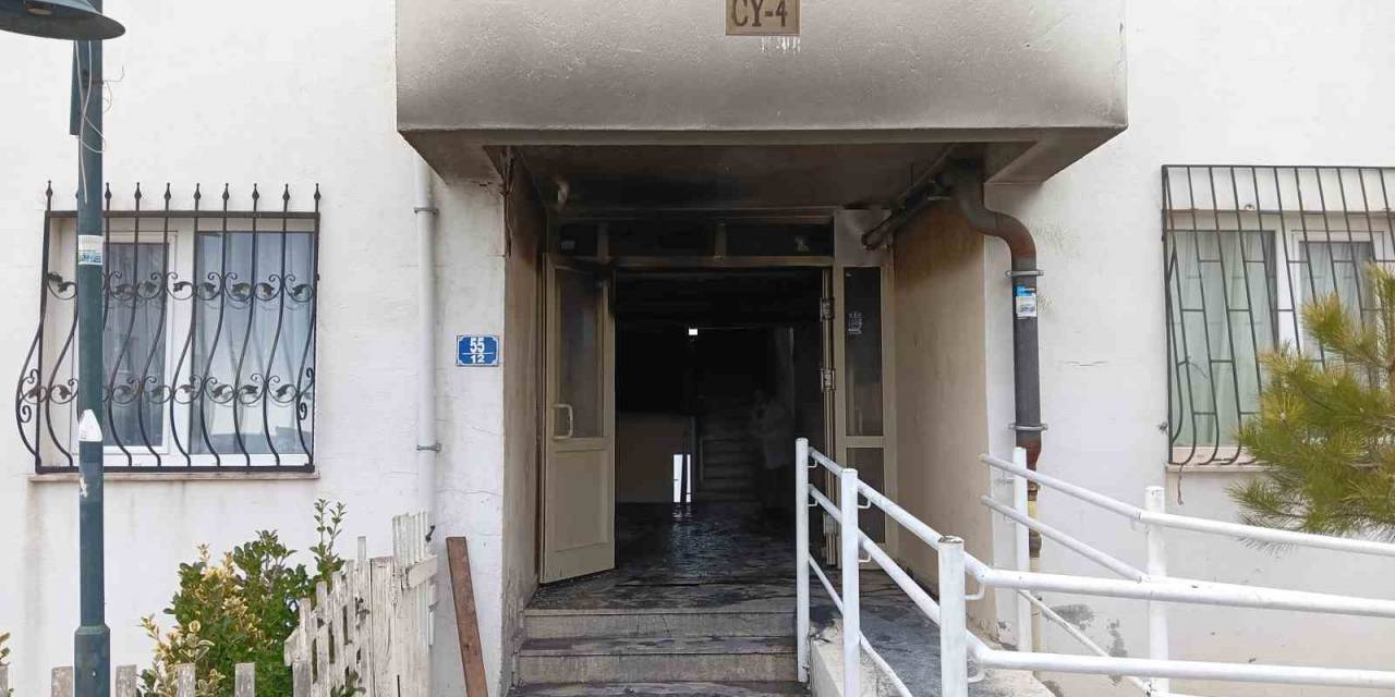 Kundaklanan Apartmandan Sızan Dumanlar İki Kişiyi Hastanelik Etti