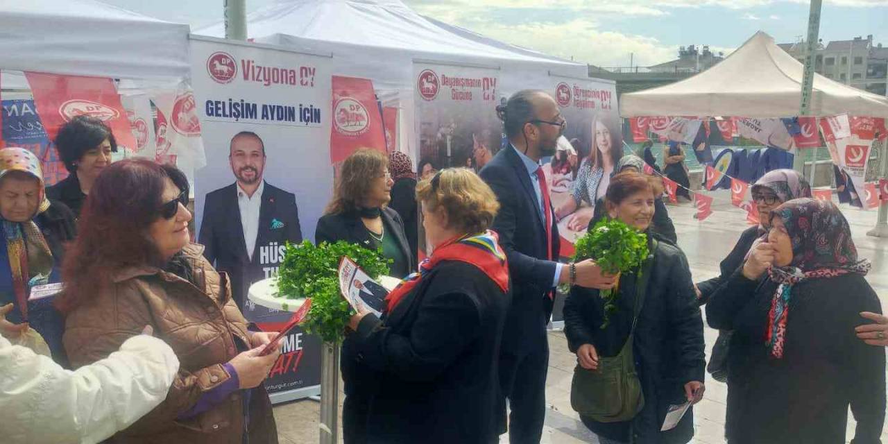 Kadınların Gününü Maydanoz Dağıtarak Kutladı