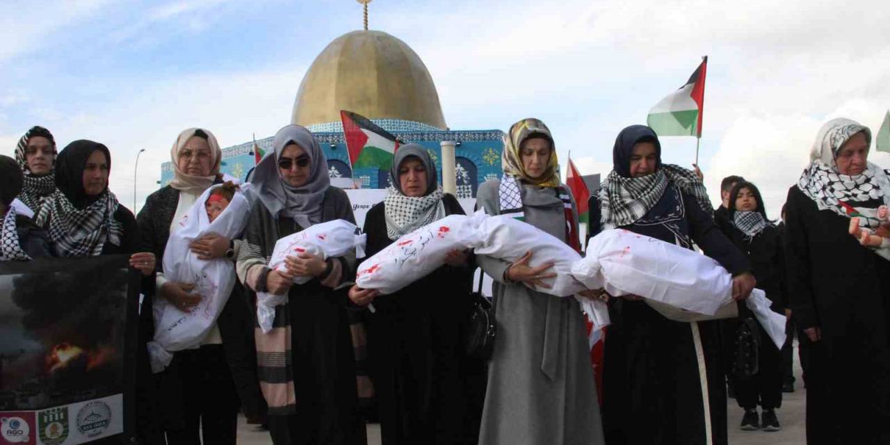 Karaman’da Kadınlardan İsrail’e ’bebek Kefenli’ Protesto