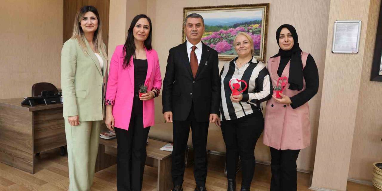 Başkan Şimşek, Kadınlar Günü’nü Çiçek Dağıtarak Kutladı