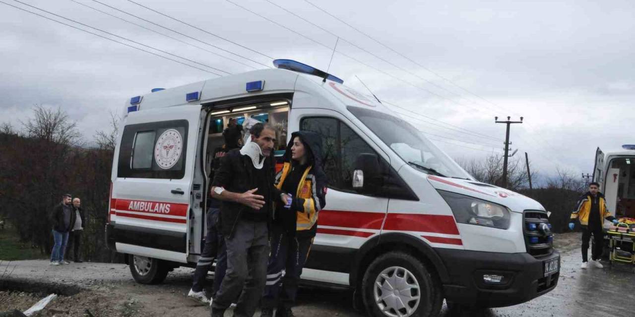 Kontrolden Çıkan Otomobil Şarampole Yuvarlandı: 2 Yaralı