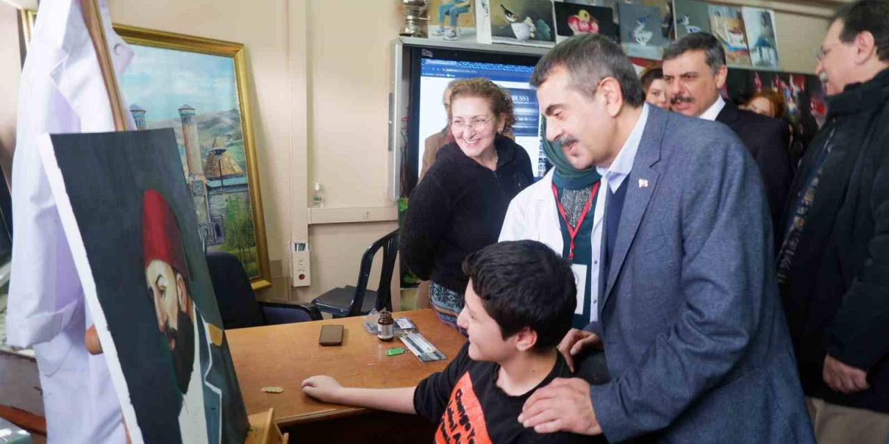 Bakan Tekin, Gençlerle Türkü Söyledi, Bayrak Törenine Katıldı