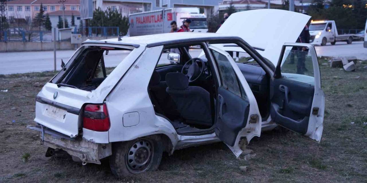 Minibüs İle Otomobil Çapıştı: 2 Yaralı