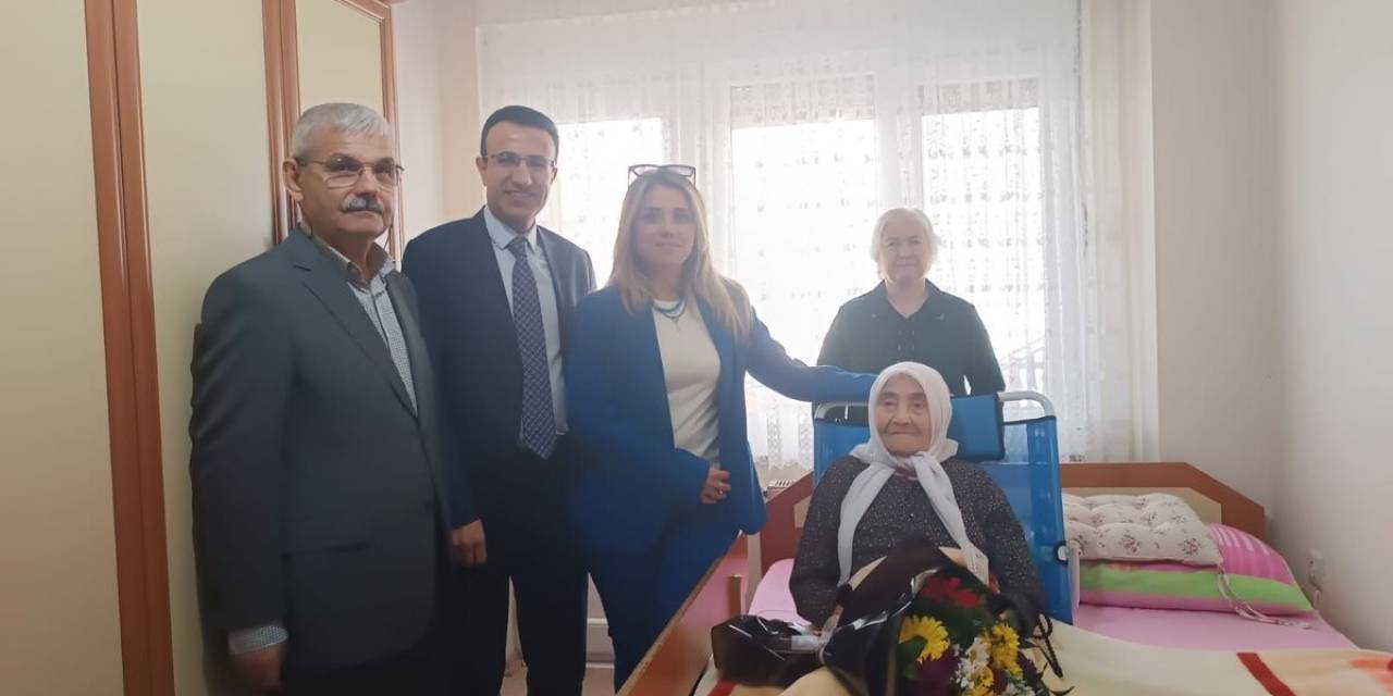 Kaymakam Akpay’dan 106 Yaşındaki Zehra Nineye Ziyaret