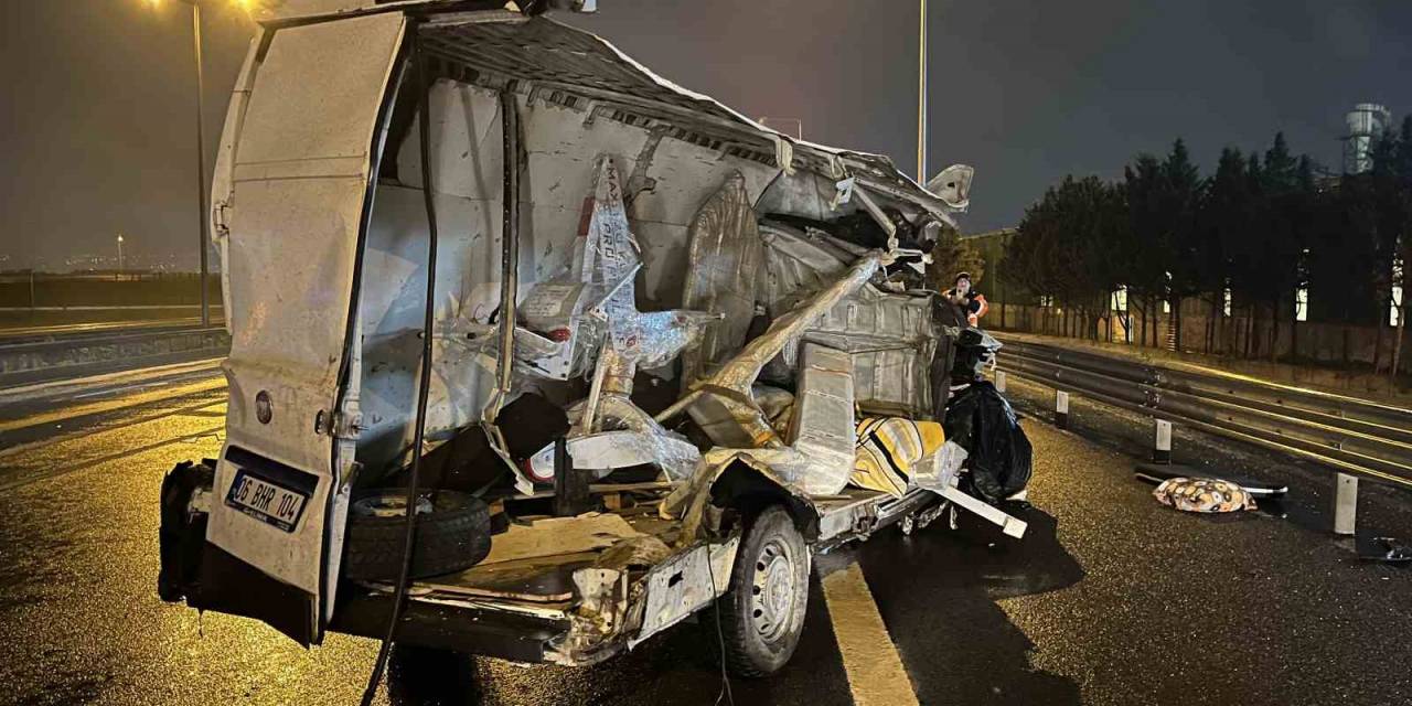 Tem’de Tıra Çarpan Panelvan İkiye Bölündü: 1 Ağır Yaralı