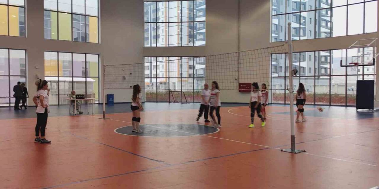 Kadın Sağlık Çalışanları Voleybol İle Moral Buldu