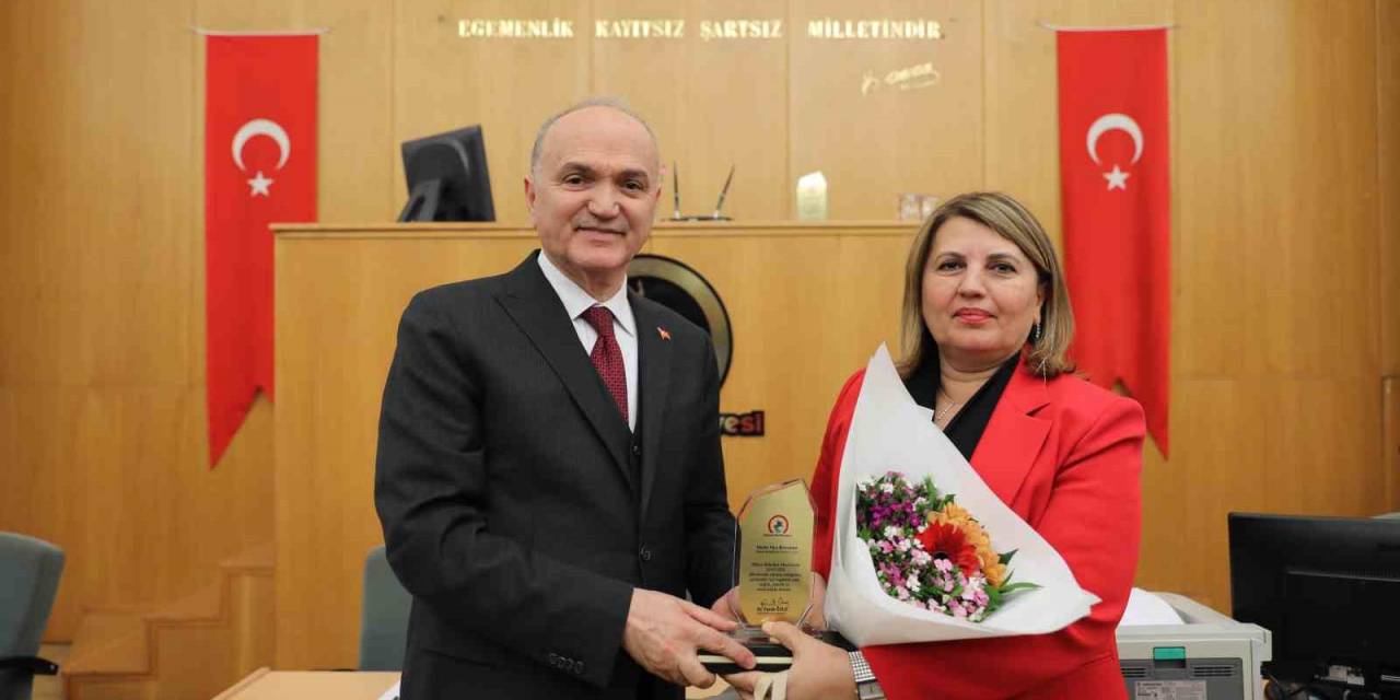 Başkan Özlü’den Meclis Üyelerine Plaket