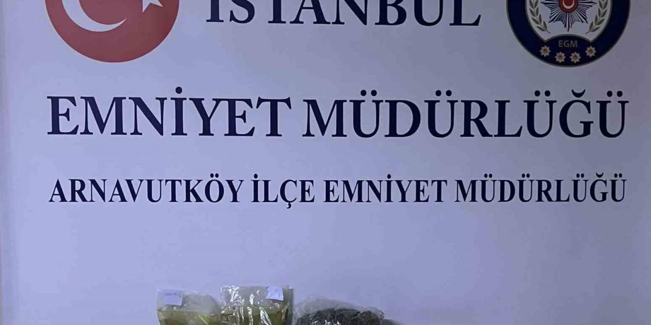 Sokak Satıcısının Üzerinden 2 Kilo 568 Gram Uyuşturucu Madde Çıktı