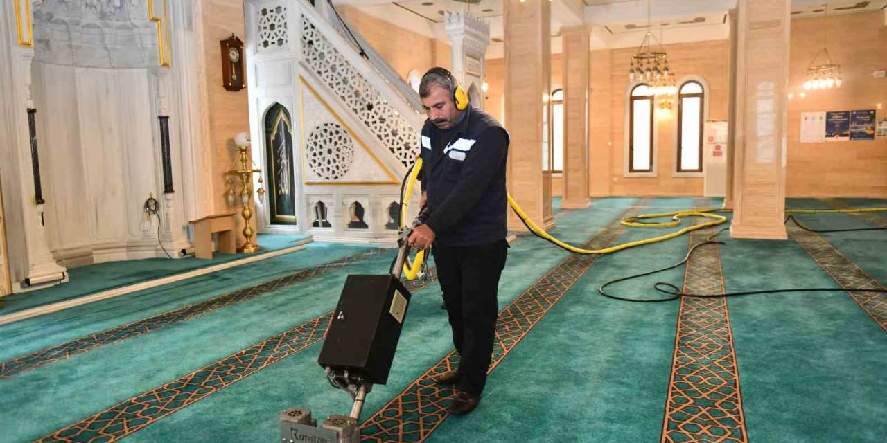 Esenyurt’ta Camiler Ramazan Ayına Hazırlandı