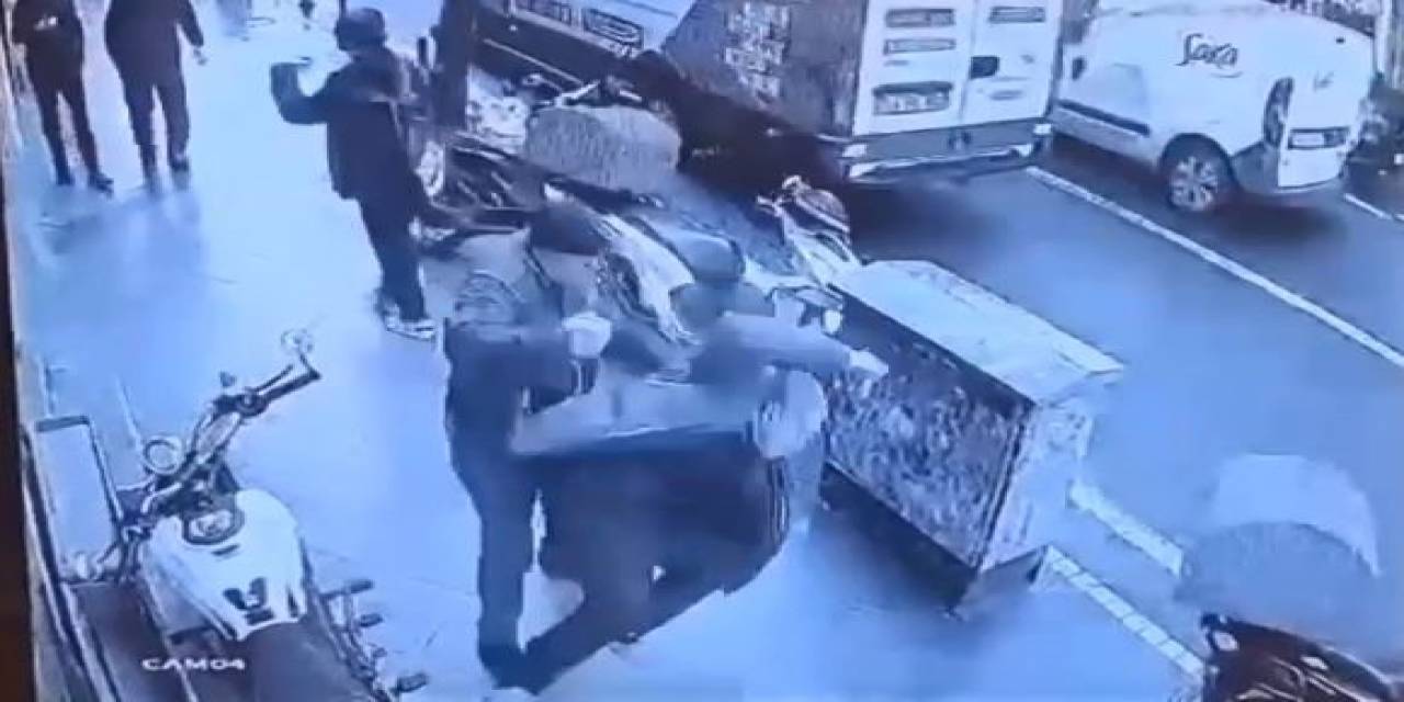 Tekirdağ’da Korku Dolu Anlar, Sokak Ortasında Husumetlisinin Kafasına Taşla Vurdu