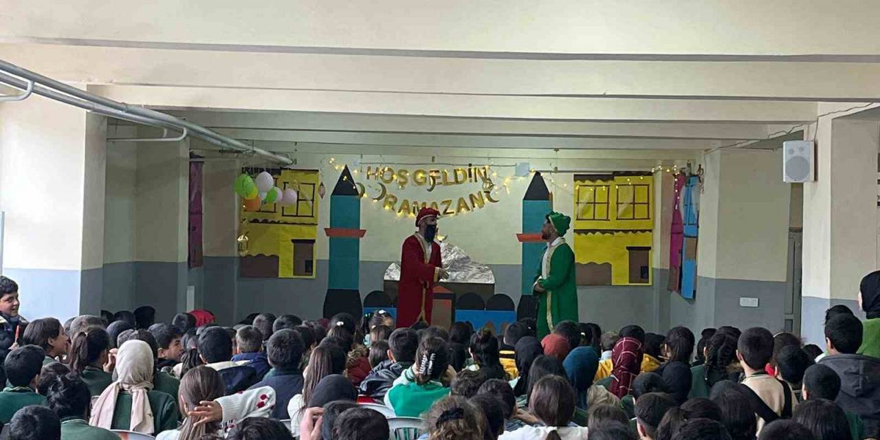 Öğrenciler Hacivat-karagöz Gösterisi İle Eğlendi