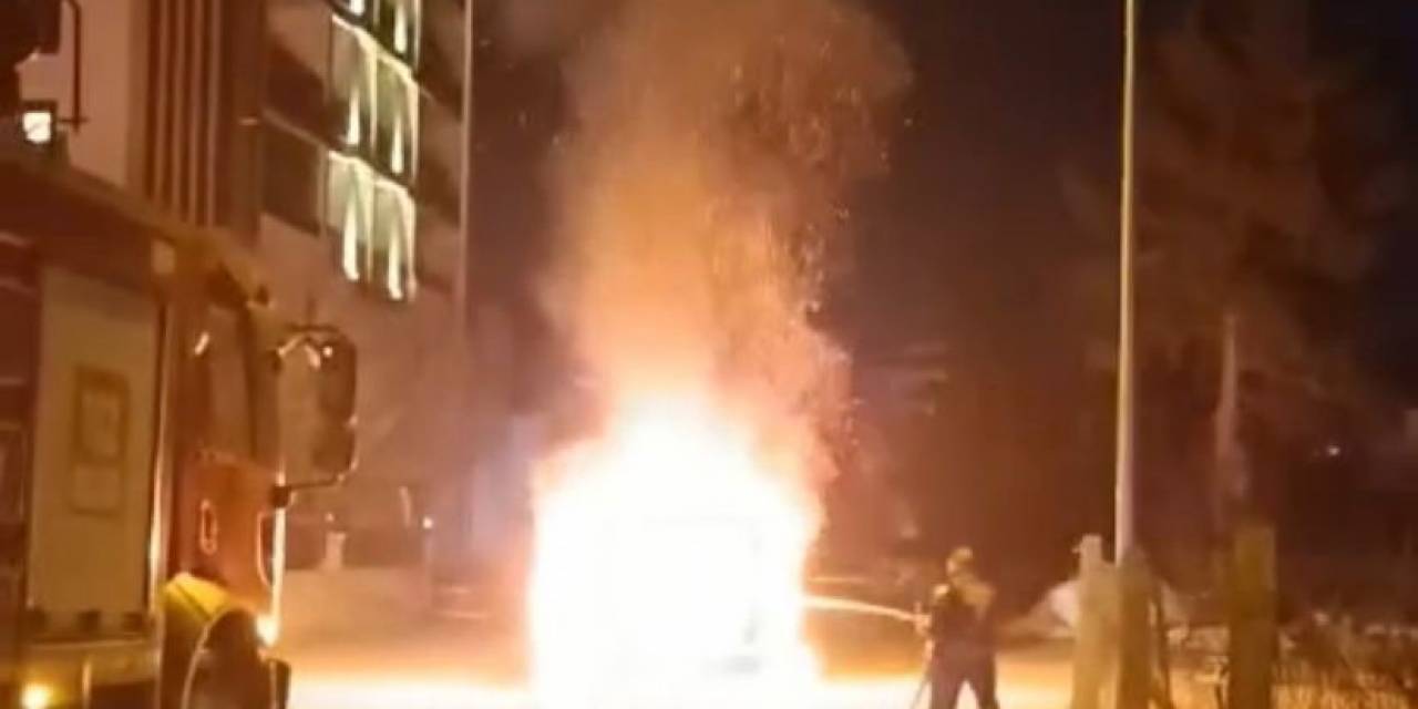 Elazığ’da Seyir Halindeki Hafif Ticari Araç Alev Topuna Döndü