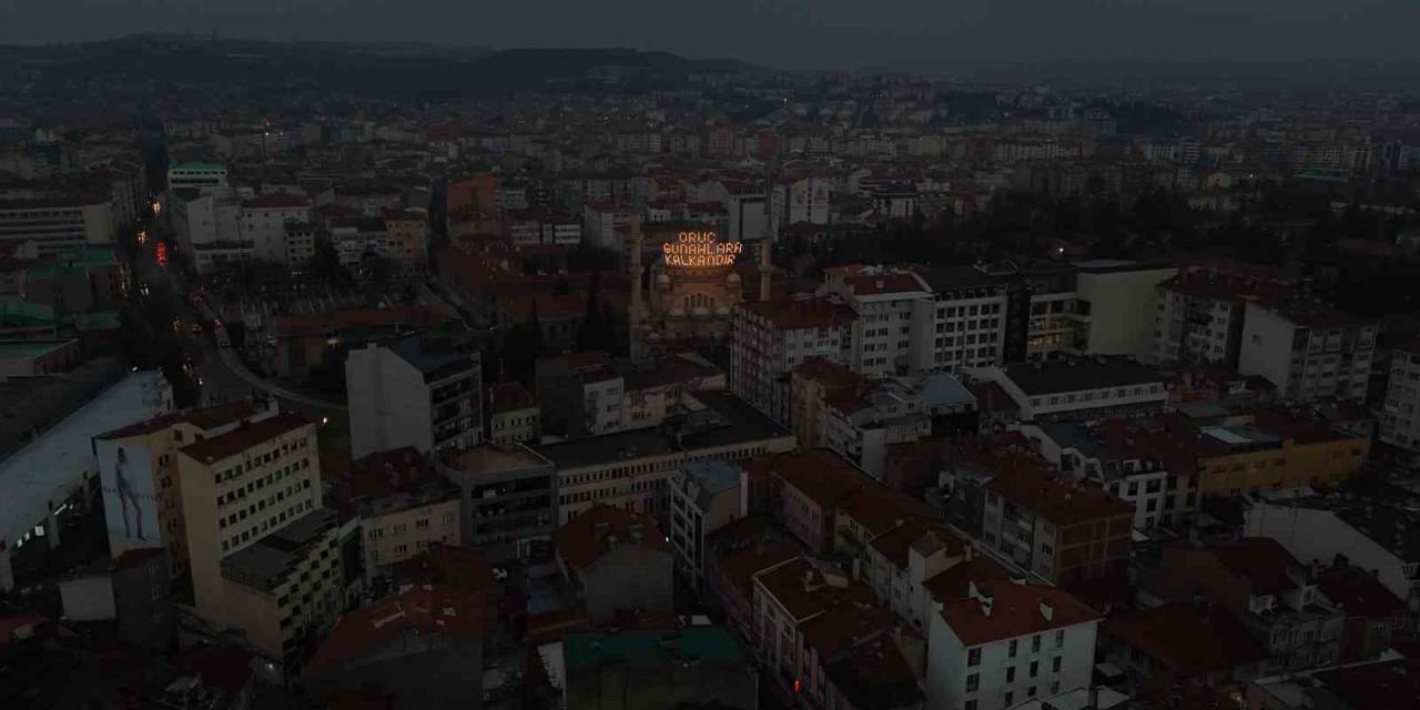 “Oruç Günahlara Kalkandır” Mahyası Reşadiye Camii Minarelerine Asıldı