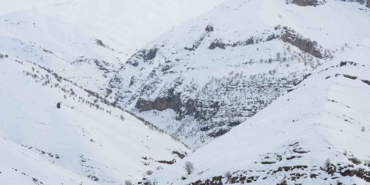 Şırnak’ta Kar Altında Kalan Tanin Tanin Dağları Havadan Görüntülendi