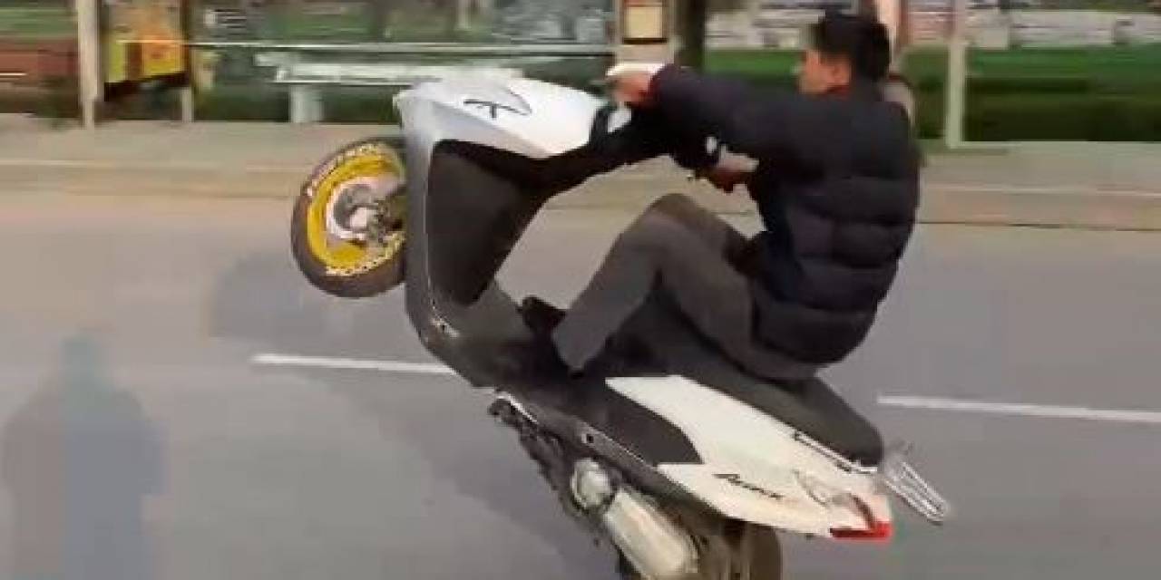 Eyüpsultan’da Motosikletli Sürücünün Tek Tekerli Tehlikeli Yolculuğu Kamerada