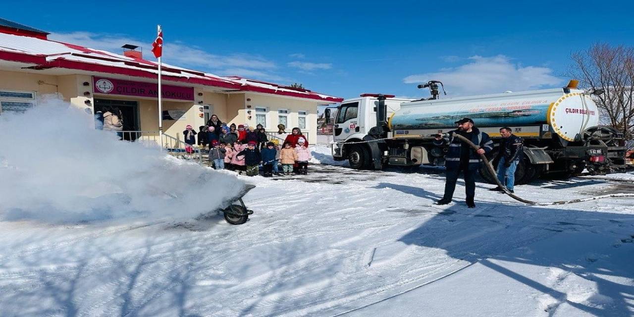 Çıldır Anaokulu Öğrencileri Deprem Tatbikatı Yaptı