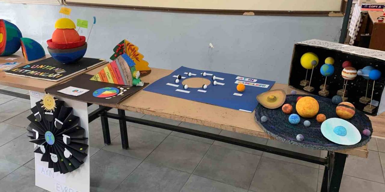 Üniversitesi Öğrencilerinden Kırık İlköğretim Okuluna Ders Materyali Desteği