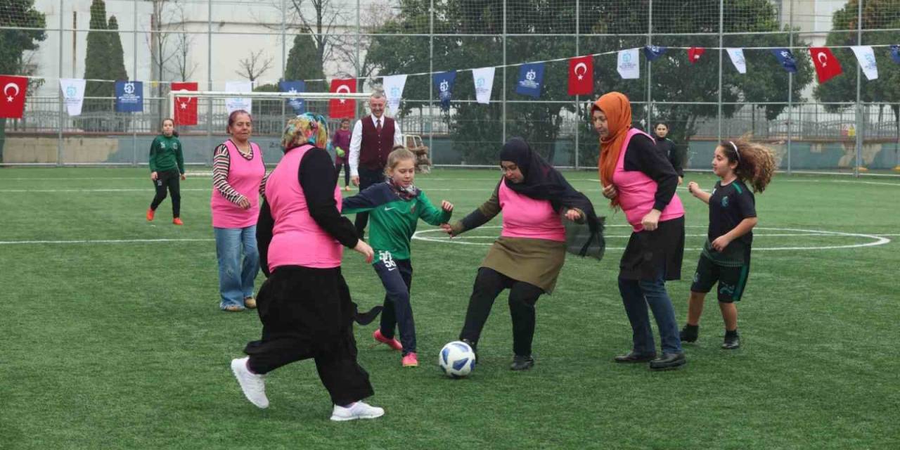 Anneler Ve Kızları Futbol Maçında Karşı Karşıya