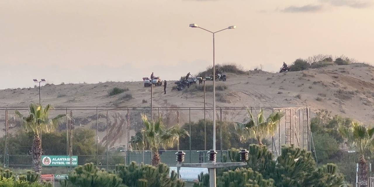 Tel Örgüyle Çevrili Koruma Altındaki Sit Alanında Off-road Yapıp Kum Zambaklarına Zarar Veriyorlar