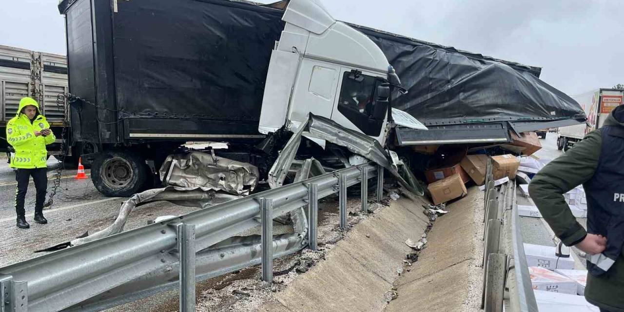 D100’de Bariyerlere Çarpan Tırdaki 2 Kişi Yaralandı