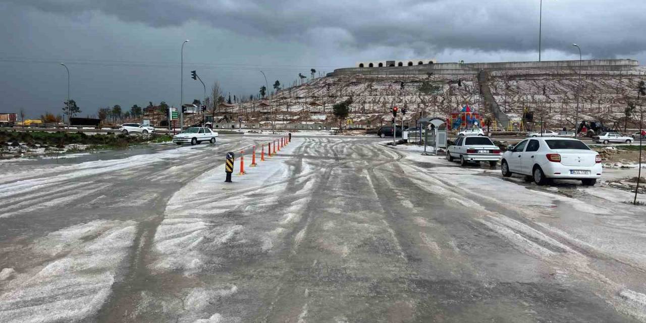 Şanlıurfa’da Dolu Yağışı Sonrası Şehir Beyaza Büründü