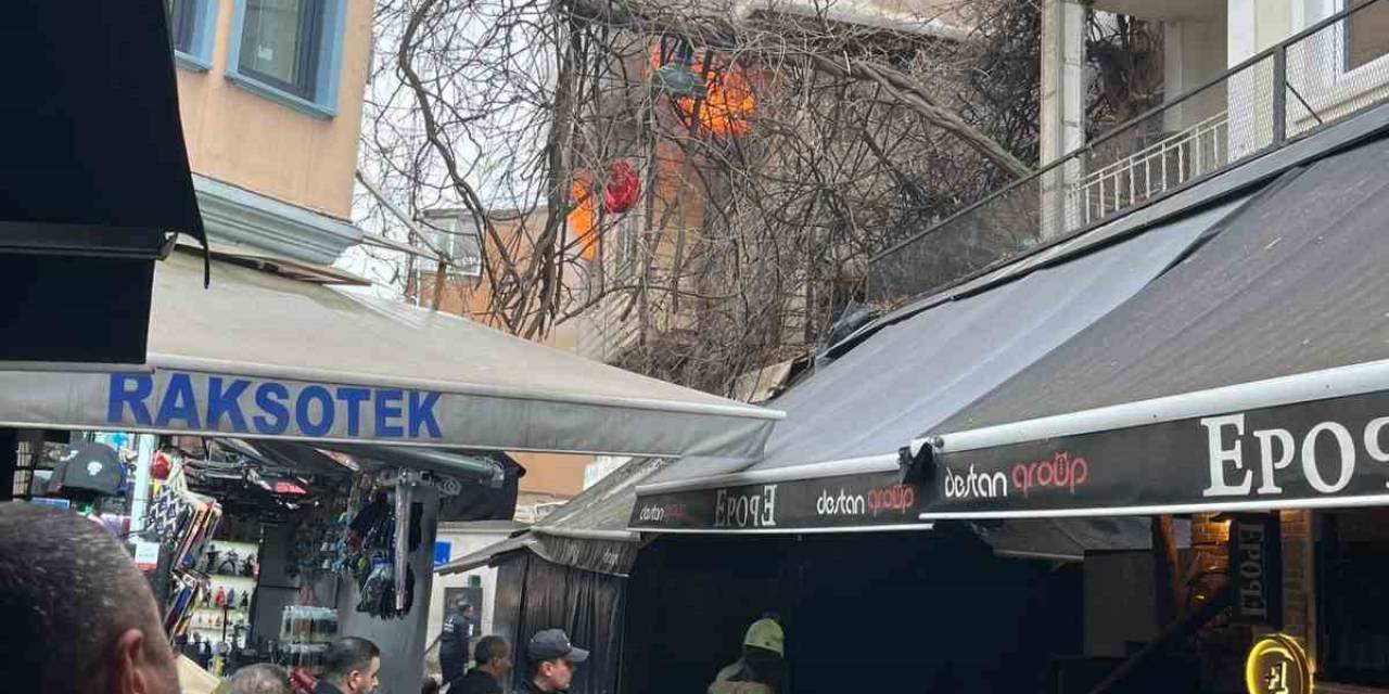 Ortaköy’de Bulunan 2 Katlı İş Yeri Alev Alev Yandı