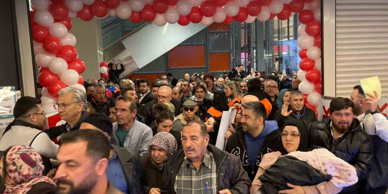 Ankara’da Mağaza Açılışında İndirim İzdihamı