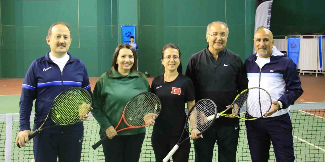 Mersin’de Dünya Kadınlar Günü Çerçevesinde Düzenlenen Tenis Turnuvası Başladı