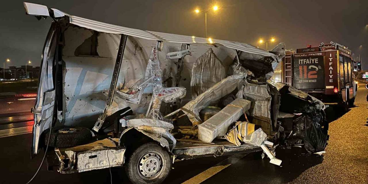 Tıra Çarparak İkiye Bölünen Panelvanda Ağır Yaralanan Sürücü Öldü