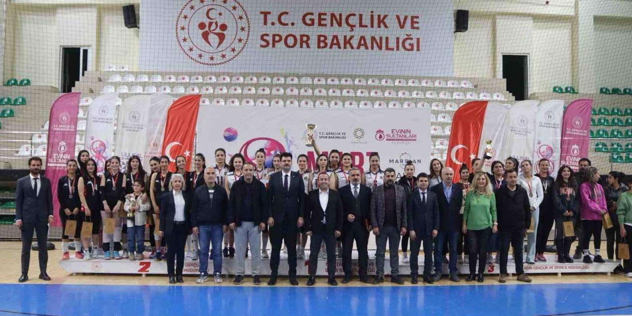 Mardian Mall’dan Voleybolun Sultanlarına Destek