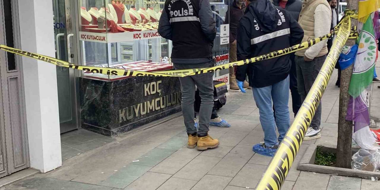 Küçükçekmece’de Silahlı Kuyumcu Soygunu Kamerada