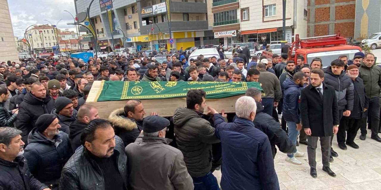 Bıçaklanarak Hayatını Kaybeden Üniversiteli Genç Son Yolculuğuna Uğurlandı