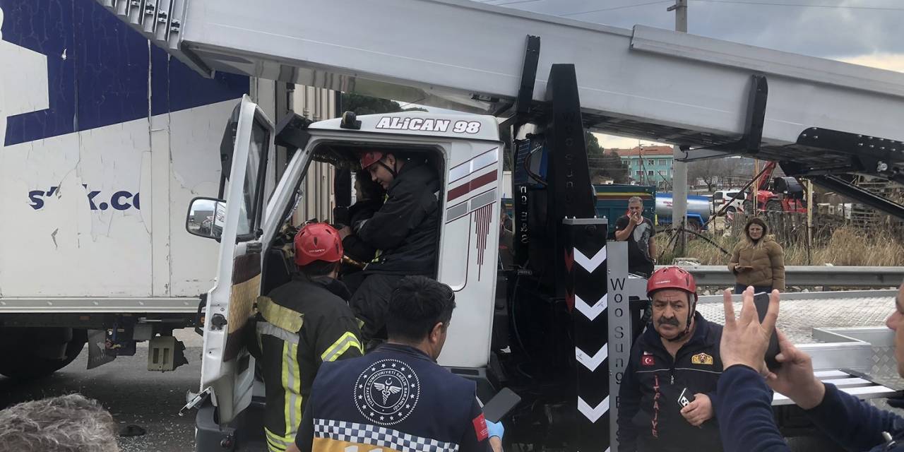 Kamyonet Tıra Arkadan Çarptı: 1 Yaralı