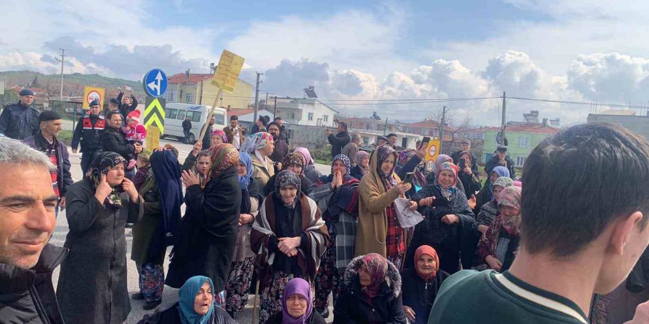 Çanakkale’de Köylüler 1 Kişinin Öldüğü Kazanın Ardından Yolu Trafiğe Kapattı