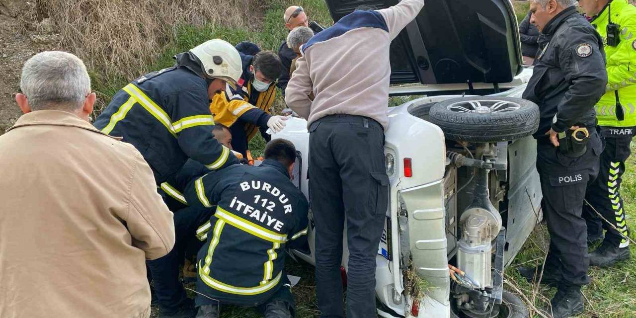 Burdur’da Kontrolden Çıkan Ekobis Bahçeye Uçtu: 3 Yaralı