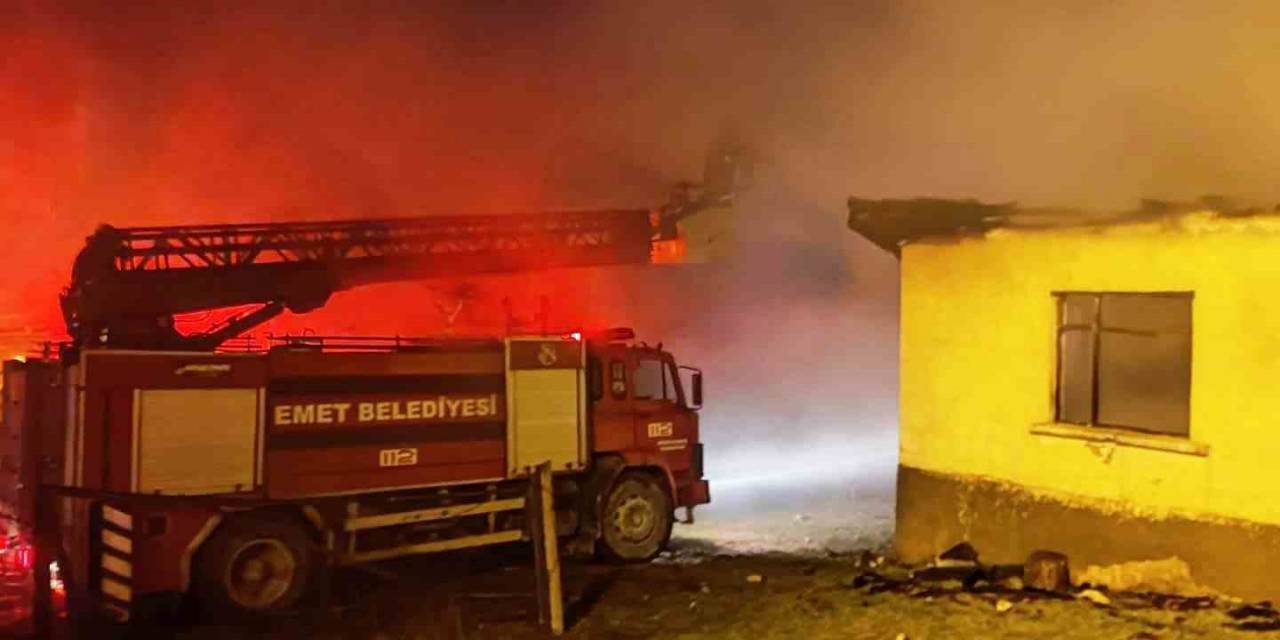 Emet’te Tek Katlı Ev Alevlere Teslim Oldu