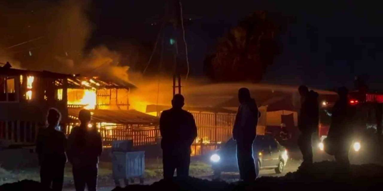 Sahildeki 3 Baraka Alevlere Teslim Oldu