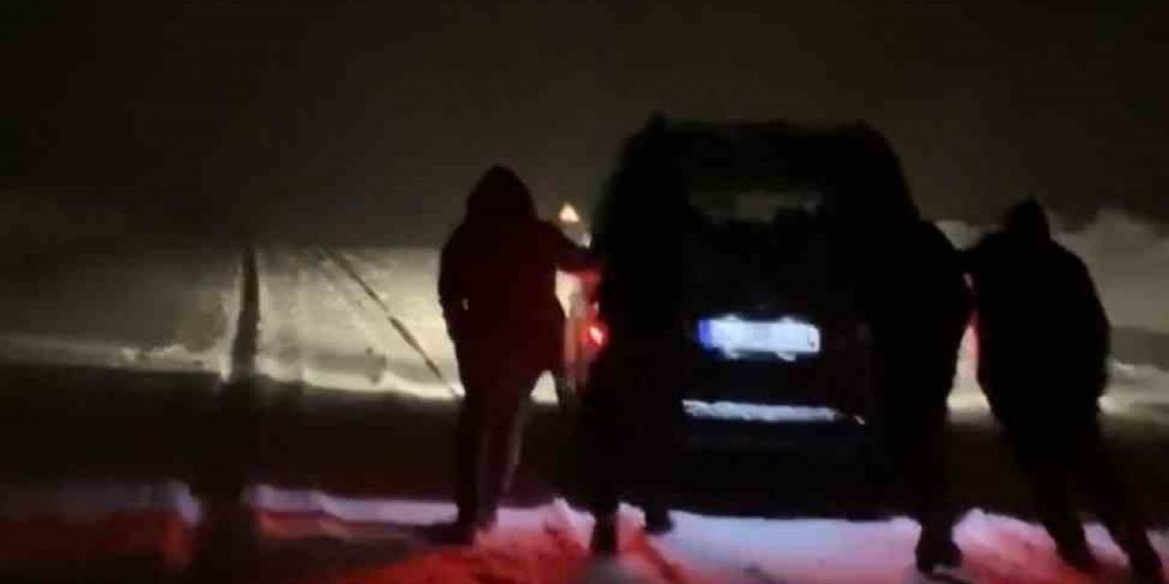 Bitlis’te Yoğun Kar Yağışı Nedeniyle Araçlar Mahsur Kaldı