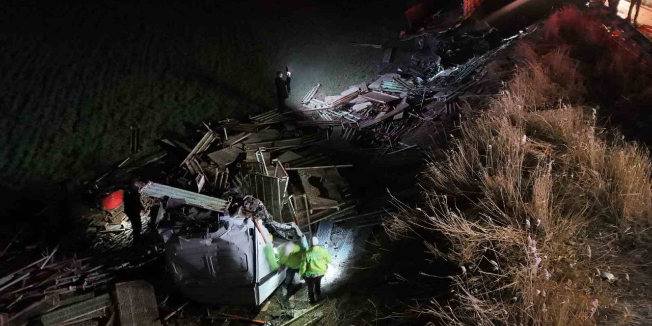 Bariyerleri Parçalayan Tır Hurda Yığınına Döndü: 3 Yaralı