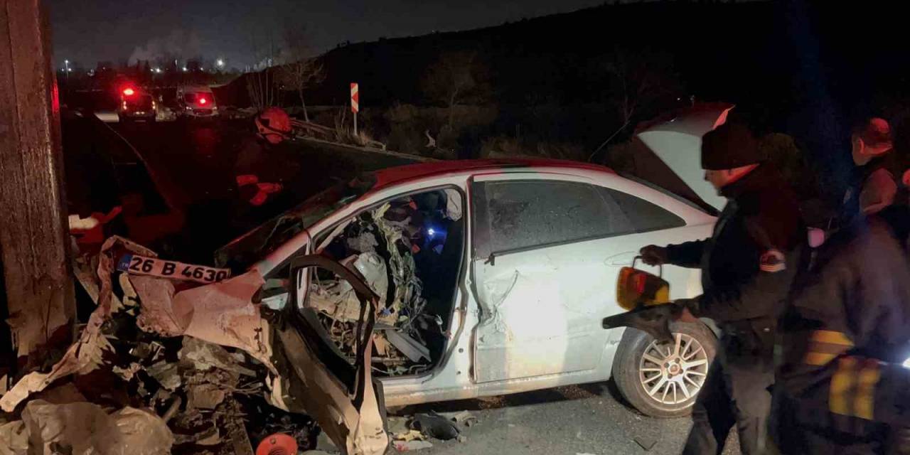 Eskişehir’de Feci Kaza: 190 Kilometre Hızla Direğe Çarpan Otomobilin Sürücüsü Hayatını Kaybetti