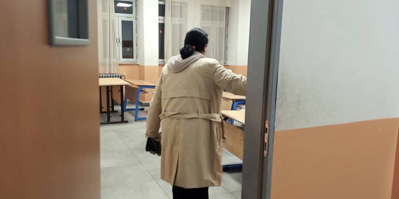 Bir Annenin Yürek Yakan Anları: Hüngür Hüngür Ağlayarak Kayıp Oğlunun Okuluna Gitti