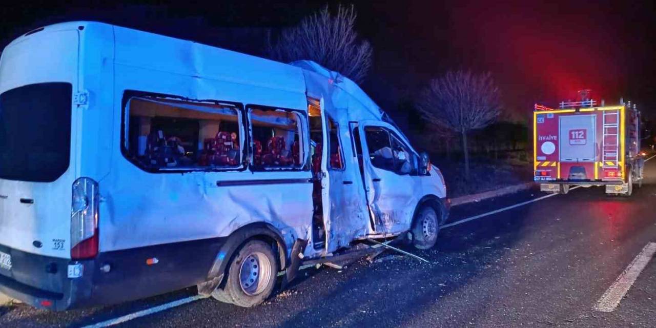 Mardin’de Öğrencileri Taşıyan Minibüs İle Tır Çarpıştı: 15 Yaralı