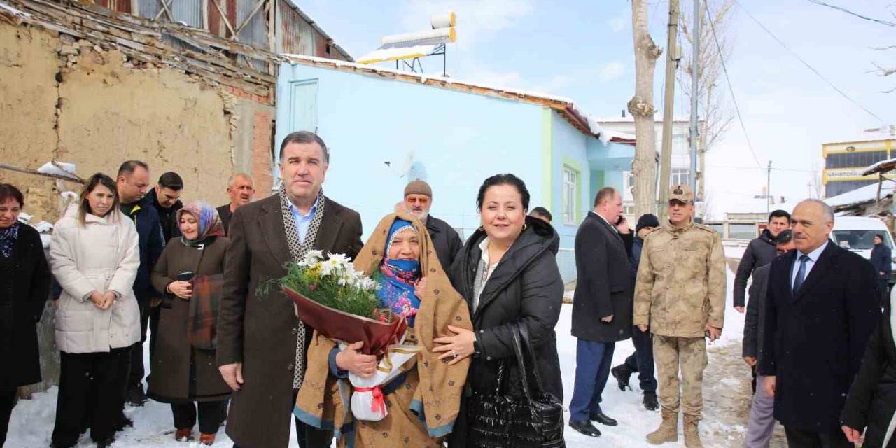 Vali Eldivan Eşiyle Birlikte Mutlu Köyünde Vatandaşlarla Bir Araya Geldi